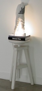 Bernardí Roig, Appunti per una situazione di noia, 2007, cm 50 x 130 x 40, resina di poliestere, libri, neon e sgabello