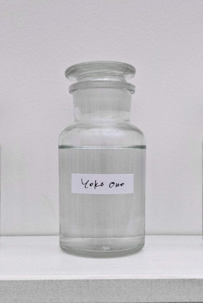 Bottiglietta Yoko Ono copia